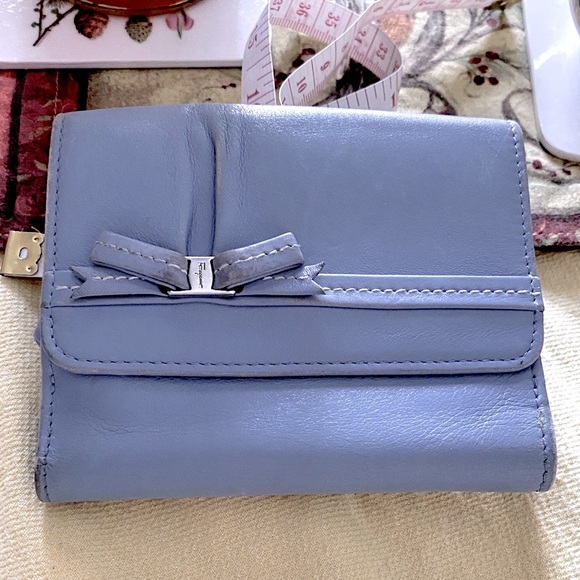 Ferragamo Periwinkle TriFold Leather Wallet. In good condition. Bow in Front. IT - Picture 1 of 15